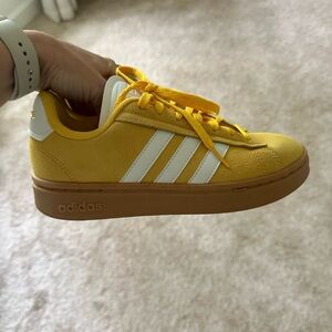 Beautiful yellow/gold Adidas! Size 7